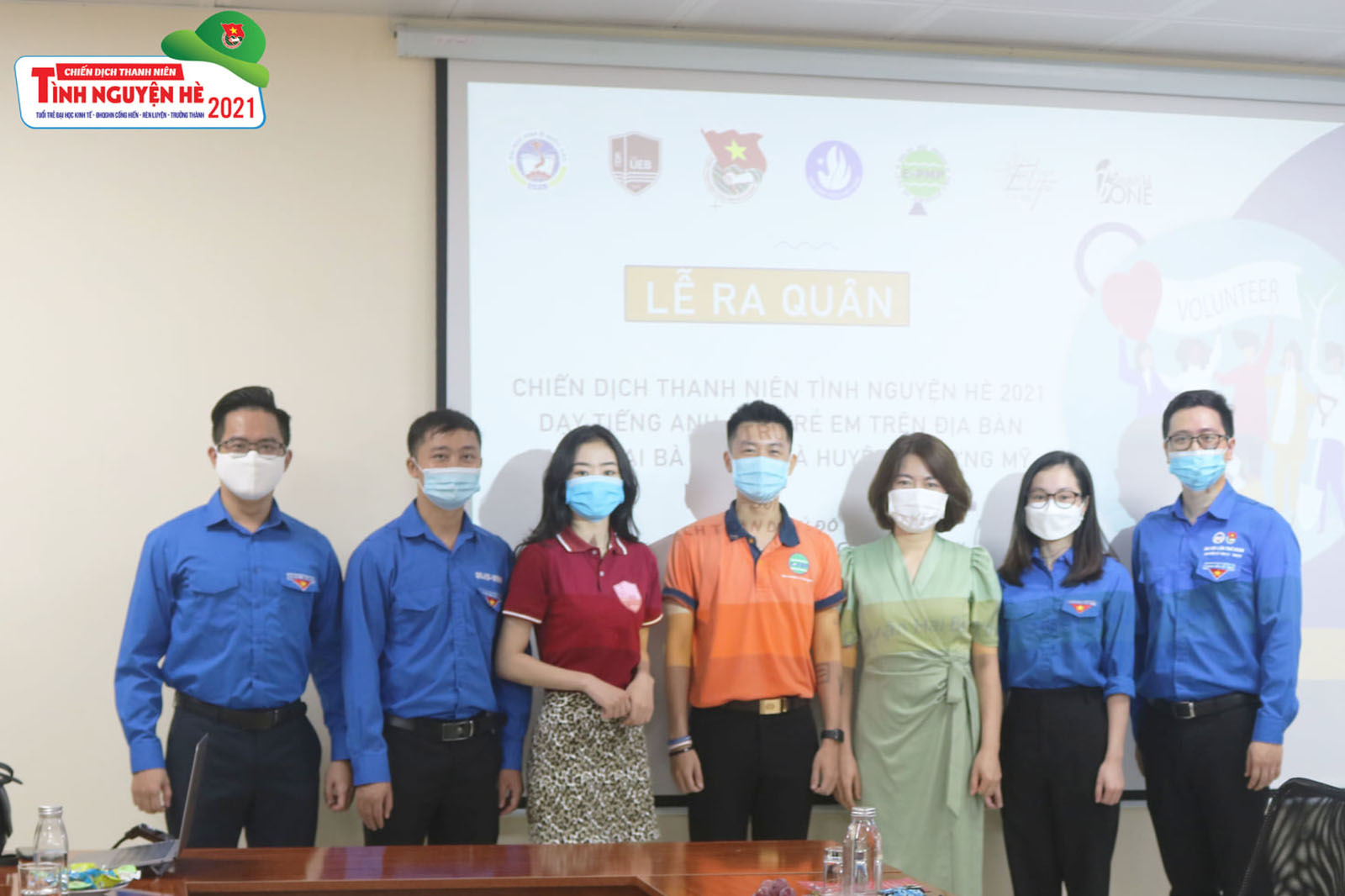Đoàn Thanh niên trường Đại học Kinh tế phối hợp tổ chức ra quân tình nguyện dạy tiếng Anh miễn phí cho học sinh Hà Nội
