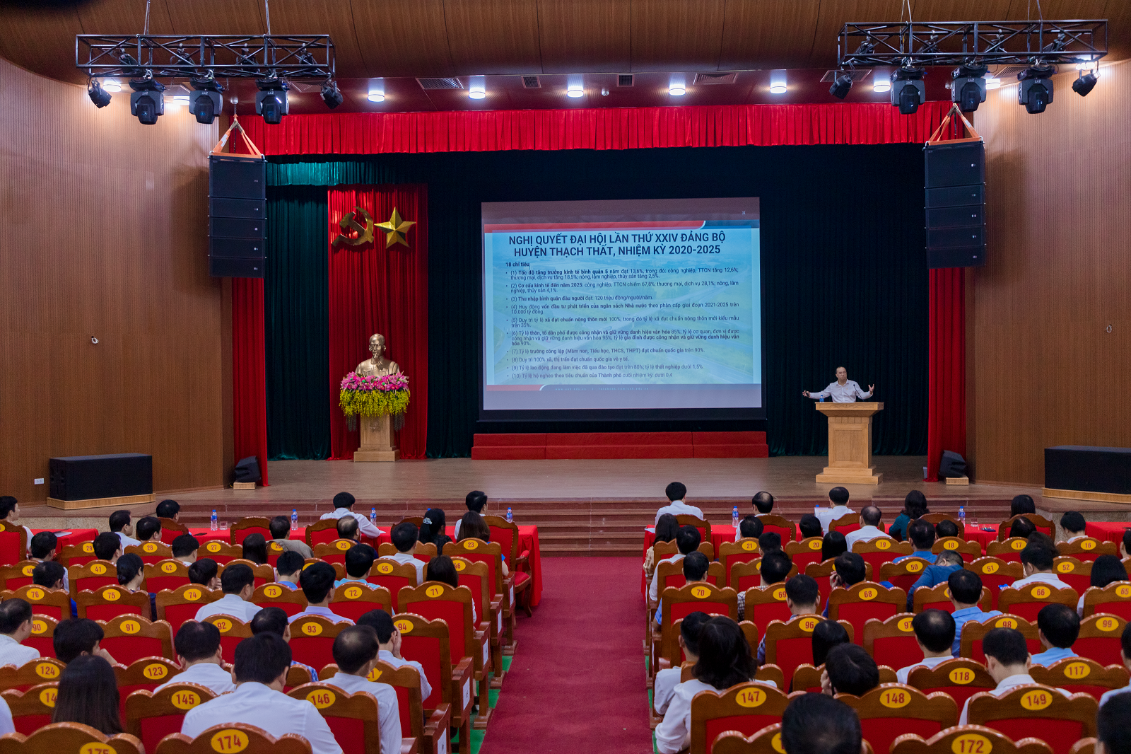Trường Đại học Kinh tế - ĐHQGHN đồng hành cùng huyện Thạch Thất, Hà Nội đào tạo, bồi dưỡng kiến thức mới cho cán bộ quản lý