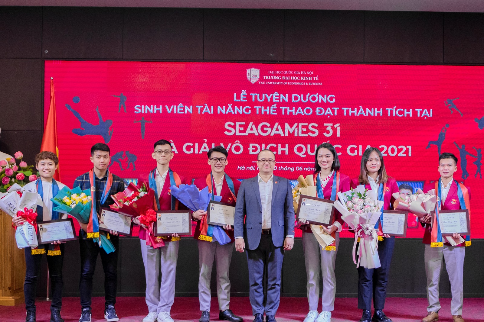 Trường Đại học Kinh tế, ĐHQGHN vinh danh các sinh viên - vận động viên UEB đạt thành tích cao trong SEA Games 31 và các giải Vô địch Quốc gia