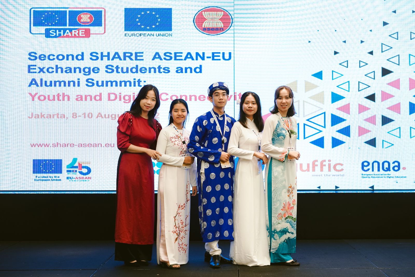 Theo chân chuyến bay đến Indonesia của sinh viên Khoa KT&KDQT tham dự SHARE ASEAN - EU Exchange Student and Alumni Summit