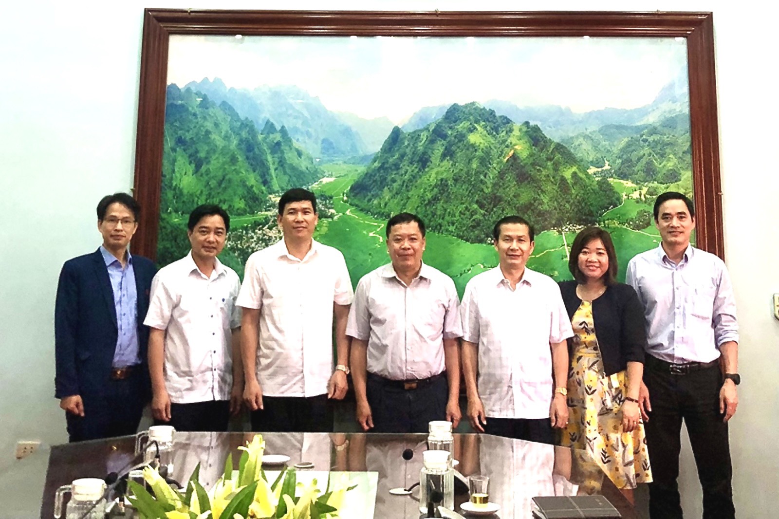 Khoa Kinh tế Phát triển làm việc với huyện Mai Châu - Hoà Bình nhằm ký kết hợp tác toàn diện trong đào tạo, nghiên cứu ứng dụng và CGCN