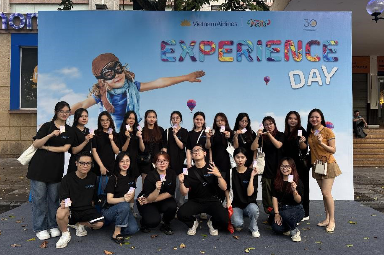 Sinh viên Trường ĐH Kinh tế trong buổi thực tập, trải nghiệm tại Vietnam Airlines Festa - Experience Day