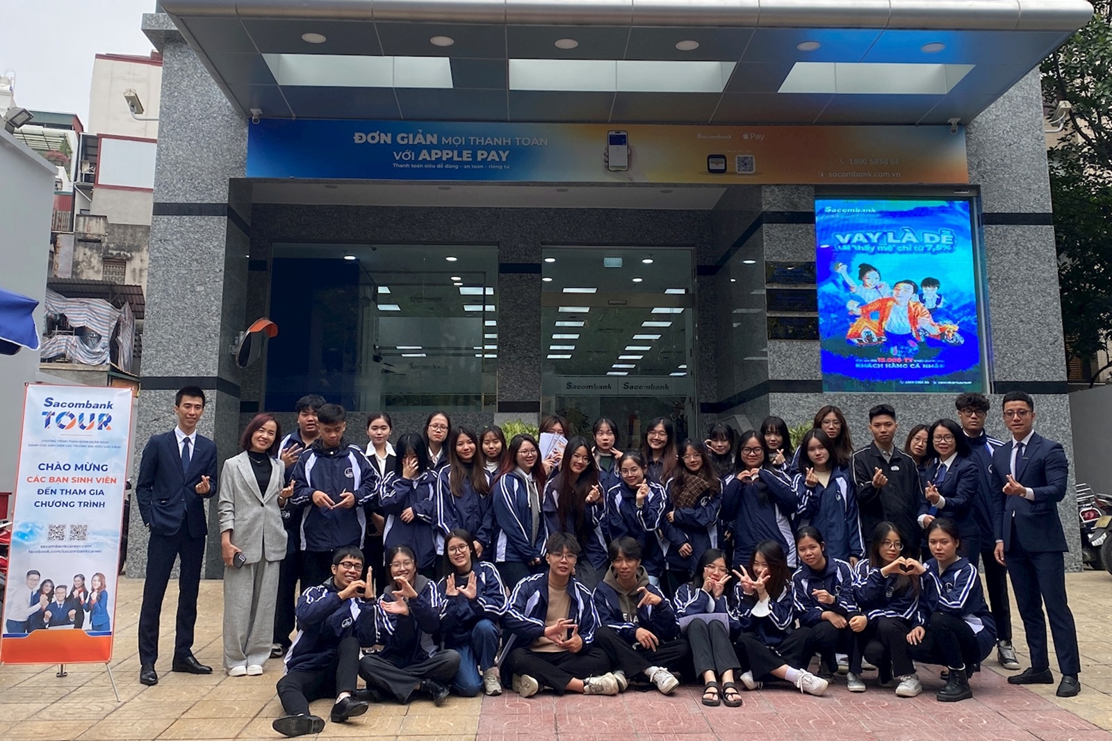Sinh viên Trường Đại học Kinh tế - ĐHQGHN tham quan thực tế Ngân hàng Thương mại Cổ phần Sài Gòn Thương Tín - SACOMBANK, chi nhánh Thủ đô