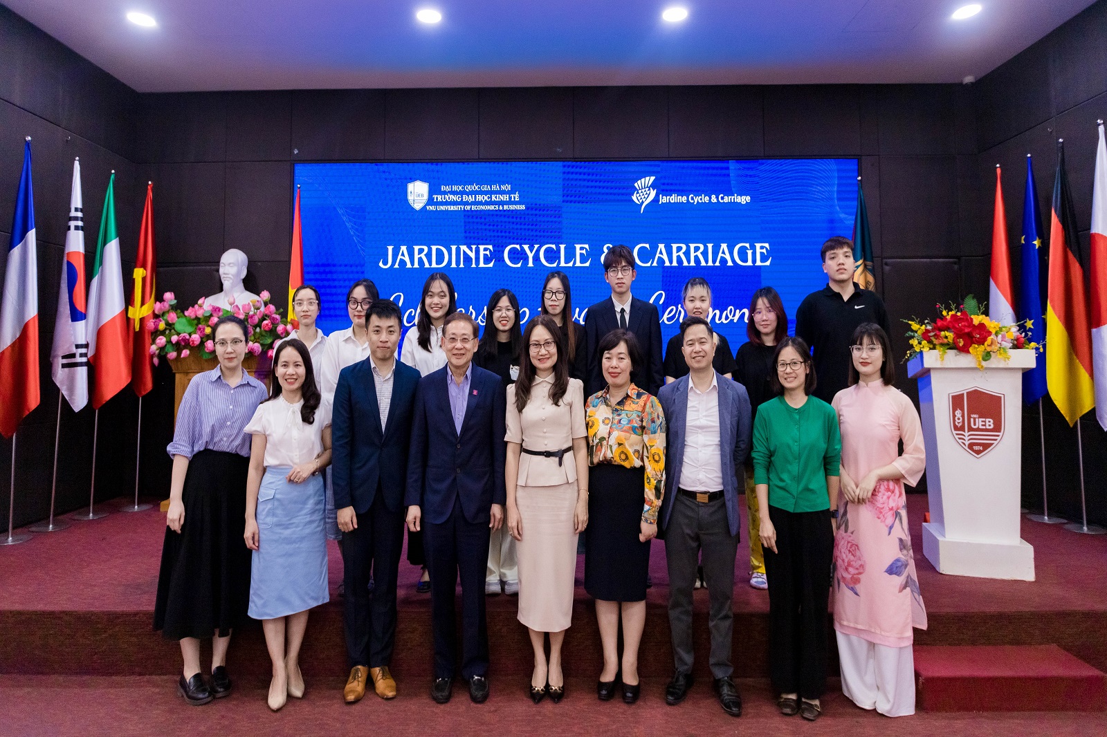 5 suất học bổng Jardine Cycle & Carriage trao sinh viên Trường Đại học Kinh tế đạt thành tích tốt trong học tập