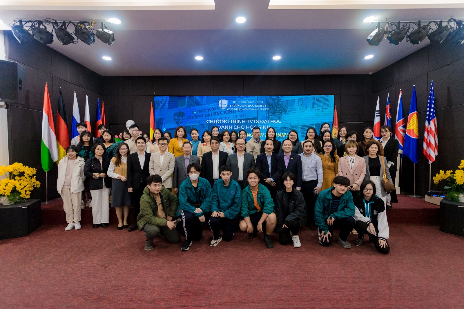 Trường Đại học Kinh tế - ĐHQGHN tư vấn tuyển sinh đại học cho hơn 200 học sinh và phụ huynh trường THPT Nguyễn Tất Thành (Đại học Sư phạm Hà Nội)