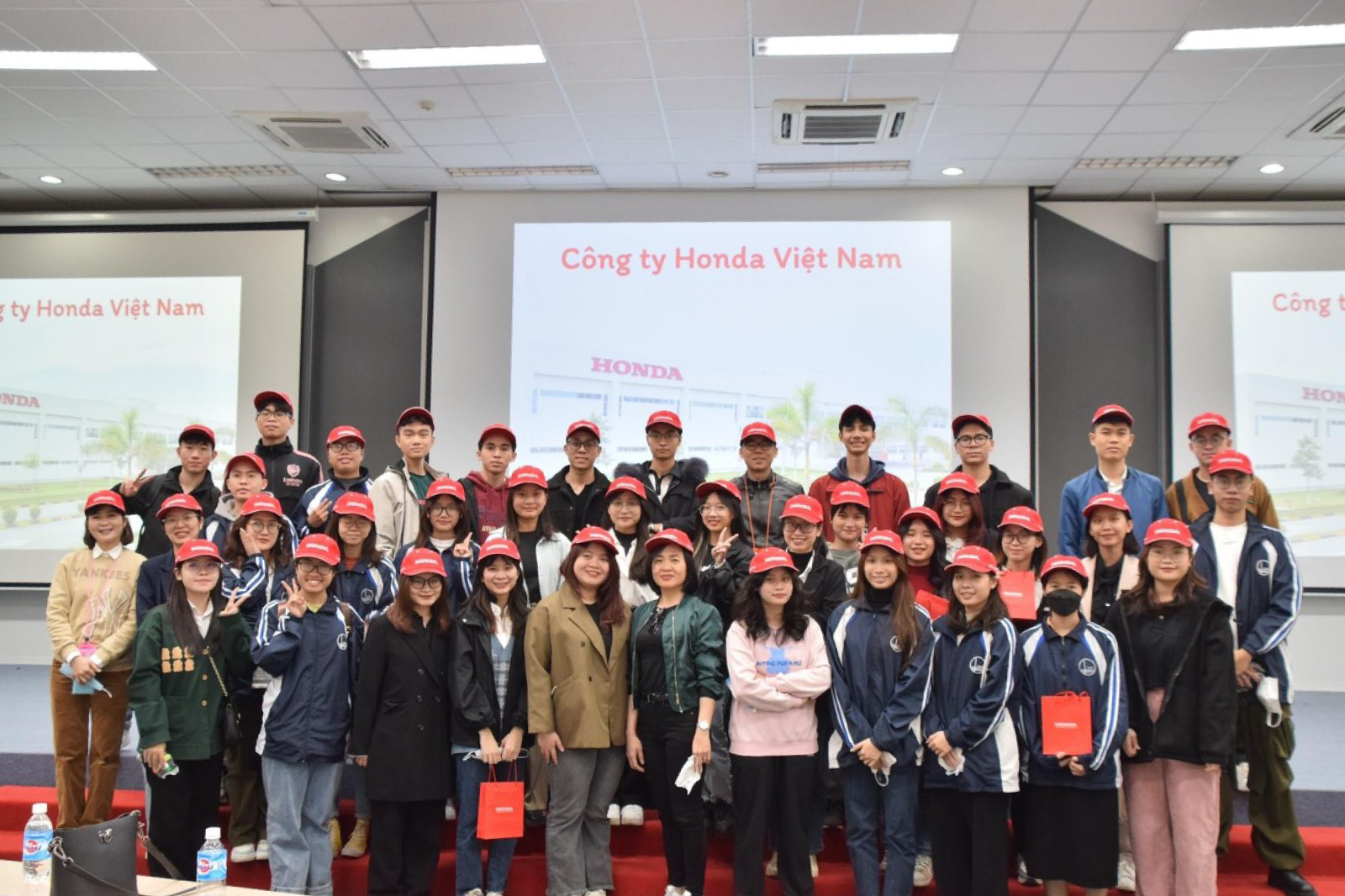 Sinh viên UEB trong chuyến đi tham quan, trải nghiệm thực tế tại Honda Việt Nam