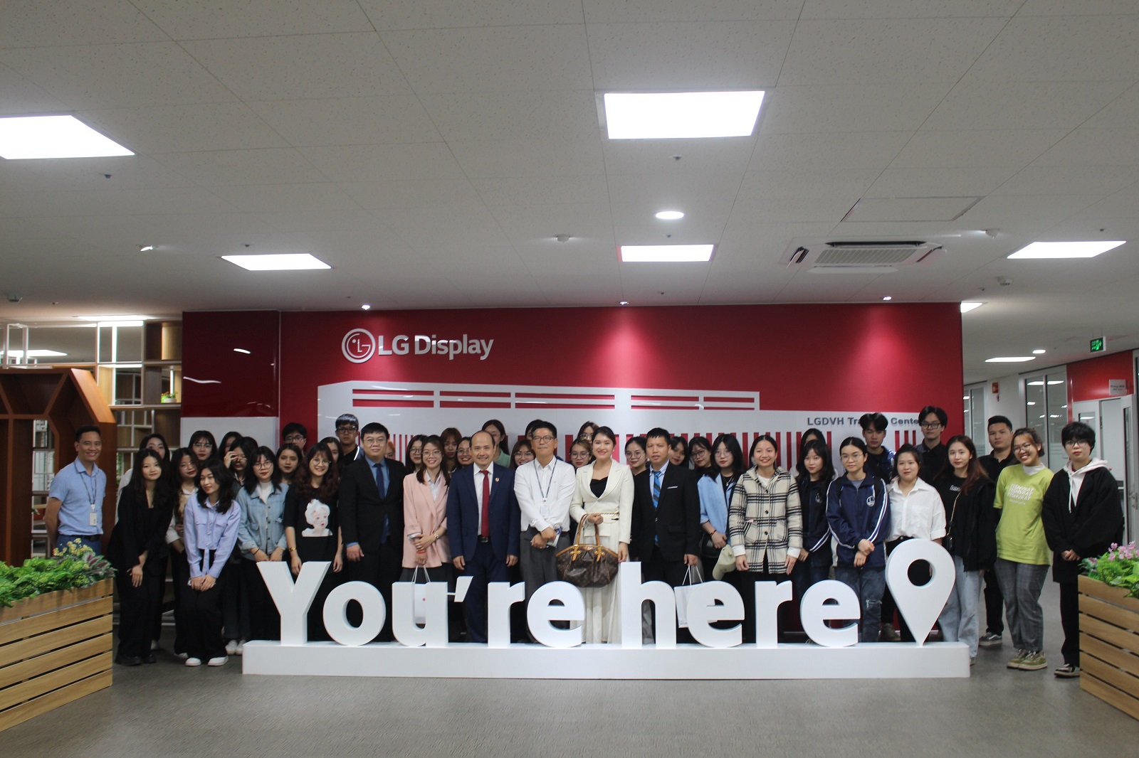 Chuyến tham quan thực tế của sinh viên Viện Quản trị Kinh doanh tại Công ty LG Display