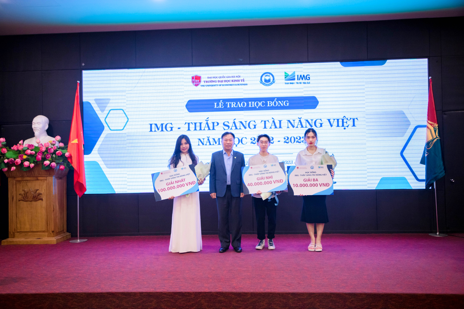 3 sinh viên UEB xuất sắc dành học bổng Thắp sáng tài năng Việt - IMG năm học 2022-2023