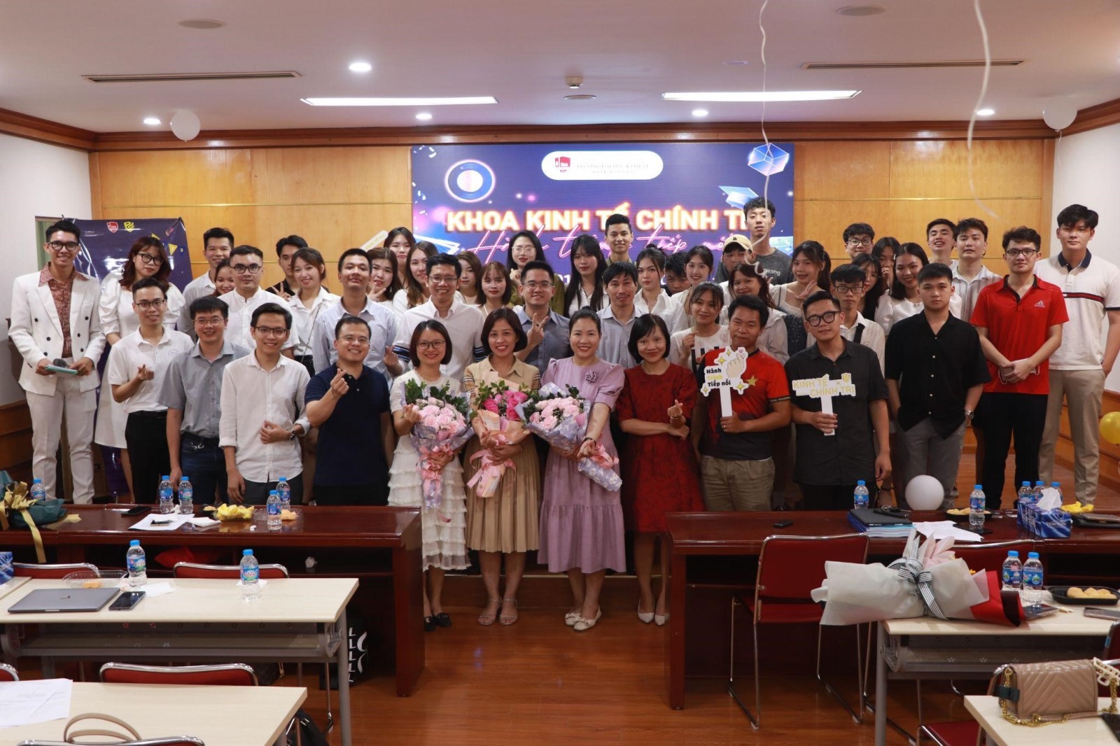 “Hành trình tiếp nối" - Lễ tri ân nhiều cảm xúc của sinh viên Khóa QH-2019-E CLC Ngành Kinh tế