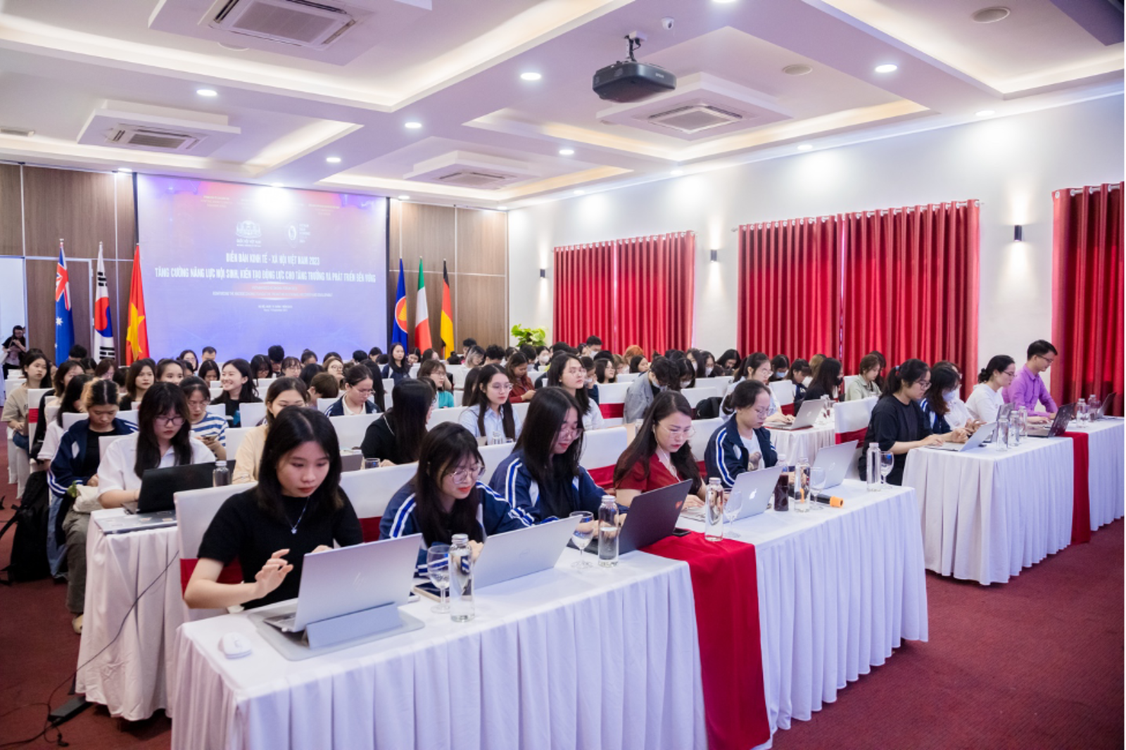 Giảng viên, sinh viên UEB tham dự tiết học đặc biệt tại Diễn đàn Kinh tế xã hội Việt Nam (VSEF 2023) 