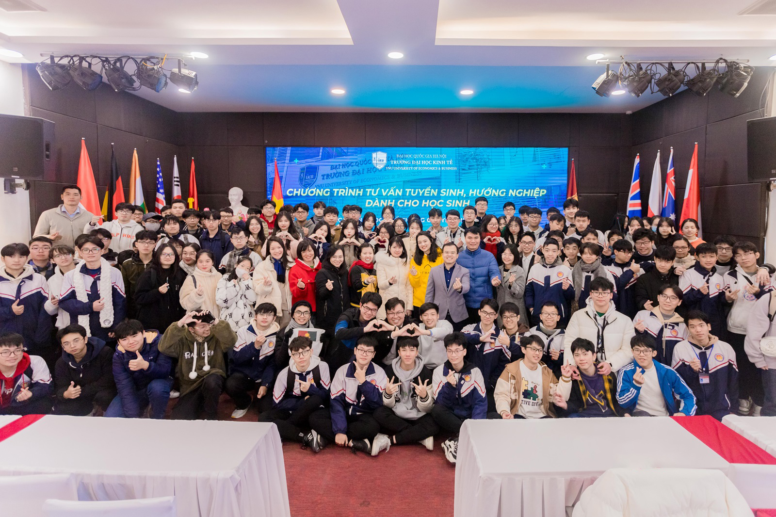 Trường Đại học Kinh tế - ĐHQGHN tổ chức tư vấn tuyển sinh đại học 2024 và hướng nghiệp cho hơn 200 học sinh trường THPT Chuyên Biên Hòa, Hà Nam