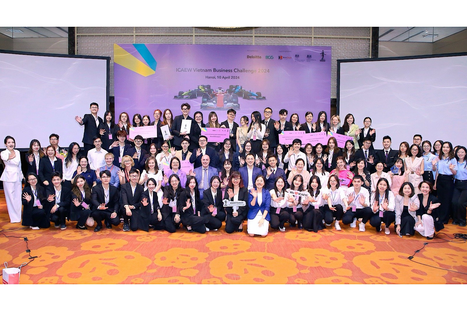 Team Accountaholics, Khoa Kế toán Kiểm toán, Trường Đại học Kinh tế, ĐHQGHN với hành trình sáng tạo và thách thức đã thể hiện ấn tượng tại chung kết cuộc thi ICAEW Vietnam Business Challenge