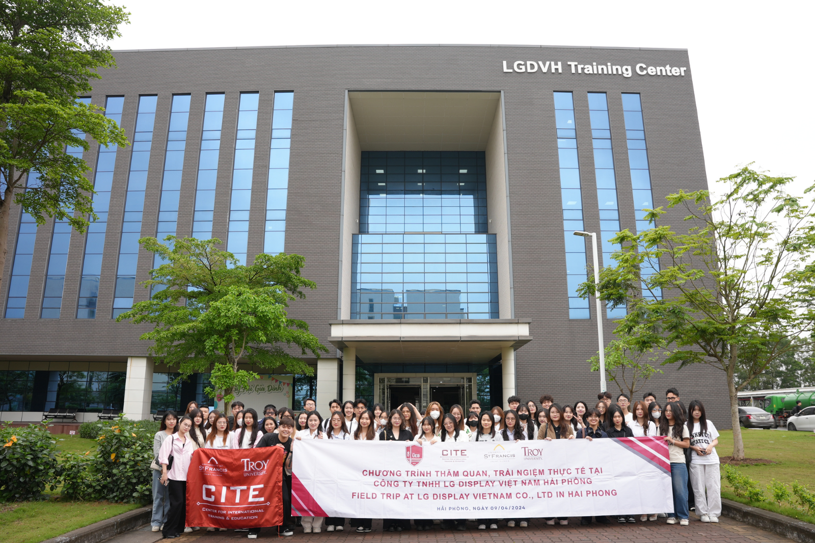 Chuyến tham quan thực tế doanh nghiệp của sinh viên UEB - USF và UEB - Troy tại Công ty LG Display Việt Nam Hải Phòng