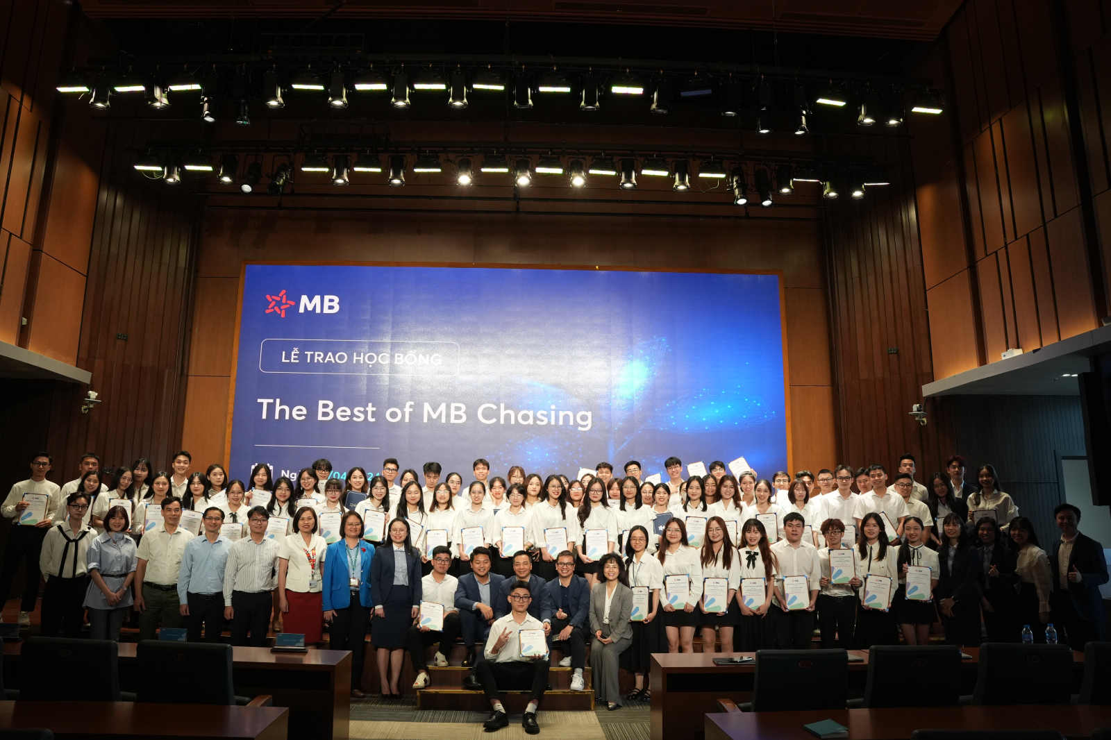 10 sinh viên Trường Đại học Kinh tế xuất sắc nhận học bổng "The Best of MB Chasing" năm 2024